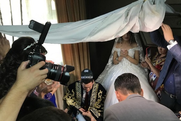 乌兹别克斯坦婚俗--乌兹别克斯坦人婚姻关系宗教色彩较浓，规定男女双方都是信奉伊兰教的信徒。