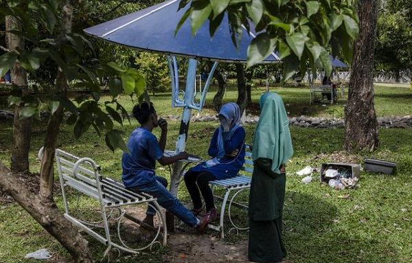 印尼奇葩村规--印度尼西亚西爪哇省普哇加达地区颁布了一个奇葩的新法规，法规要求情侣们在晚上九点后，不得留在对方房间内，发现违者将被强制性结婚。