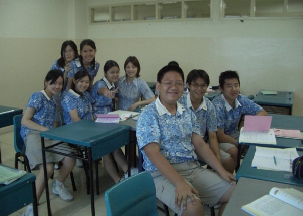 印尼奇葩村规--印度尼西亚西爪哇省普哇加达地区的法规还规定１７岁以下的青少年不准谈恋爱。