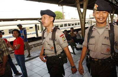 印尼奇葩村规--一名５０岁的鳏夫“以身试法”，经常在晚上去邻居家“谈情说爱”，被当地村民和警察强制两人去登记结婚。