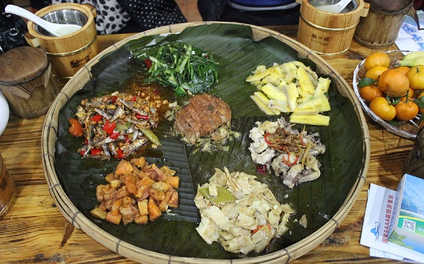 瑶族的饮食习俗--待客的簸箕晏