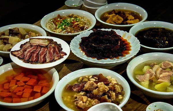 布依族的饮食习俗--布依人闲时每日两餐，忙时三餐。以大米、玉米为主食，民间喜欢用一种专门的炊具“甑子”把米蒸成米饭。