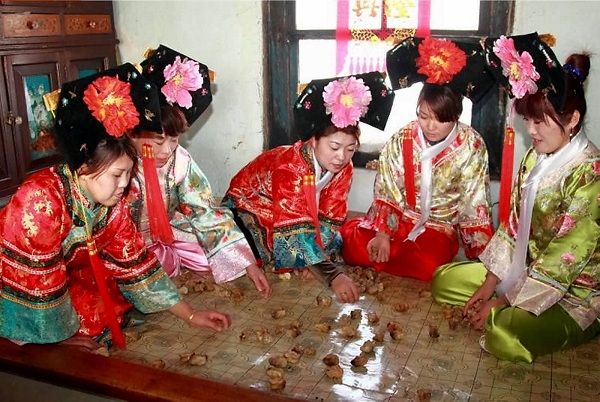 满族的春节习俗--穿上新年传统服装的少女
