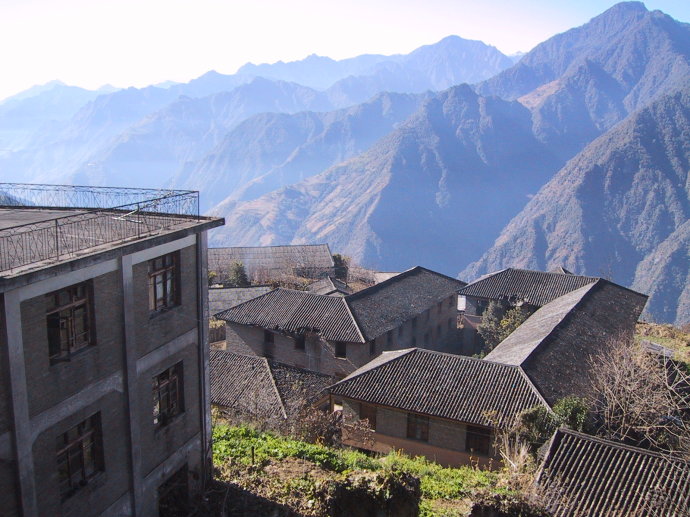 怒族风俗习惯--“怒人居山巅”，“覆竹为屋，编竹为垣”。