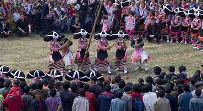 贵州长角苗的奇风异俗 用已故先人头发盘发髻