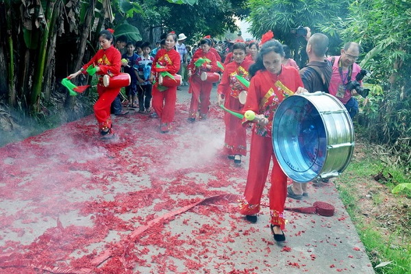 民间离奇古怪的蛇俗--崇蛇之风虽然分布较广，但蛇多的南方地区远胜于北方。尤其福建地区，一直保留着较多的崇蛇习俗。在今南平市延平区漳湖镇，从明代起就建有供奉连公爷的蛇神庙，塑有肖、连、张三蛇王神像，他们全为帝王装束。