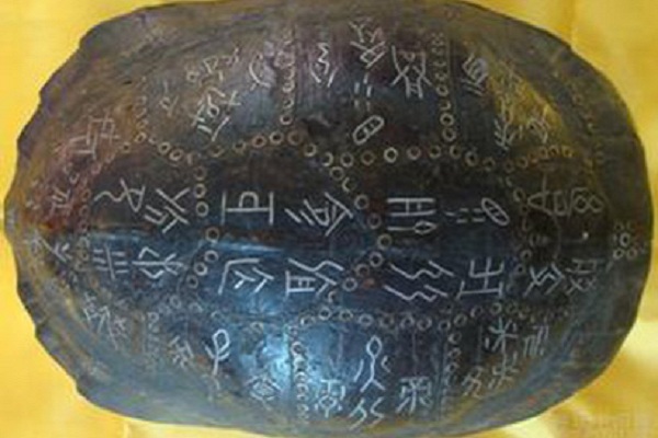 历史上十条超级迷信的奇异风俗--在公元前1300年的中国，祭司们从龟壳上的花纹得知神明的信息。