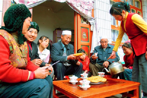 东乡族的日常禁忌--无论是平时还是斋月，全家人每顿饭进餐时，忌先于长辈搭口。